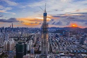 旭東圍擋廠家祝賀，深圳又一高樓388米 順利封頂 ！